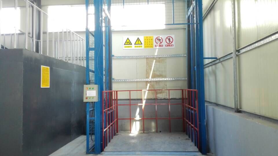 成都導軌式升降機