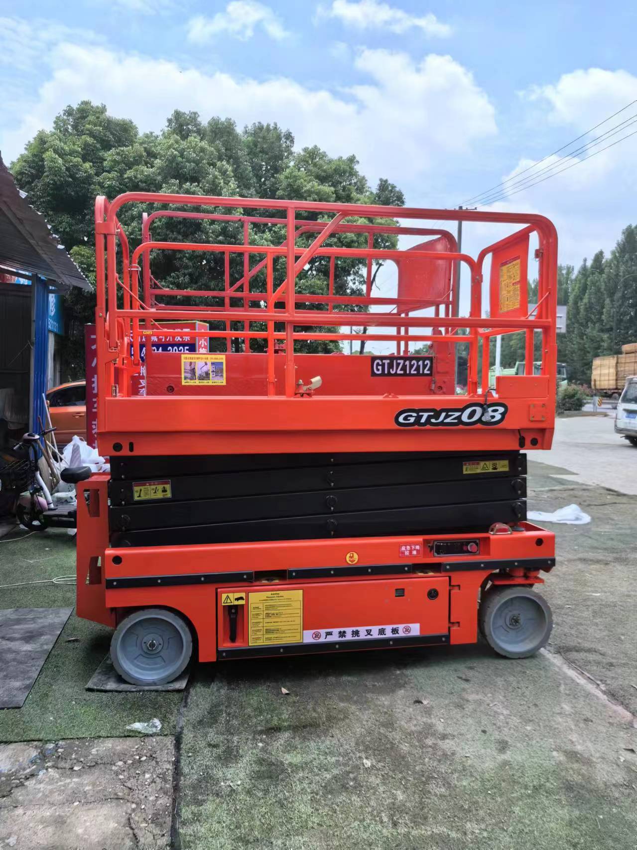 成都12米升降車多少錢一臺？