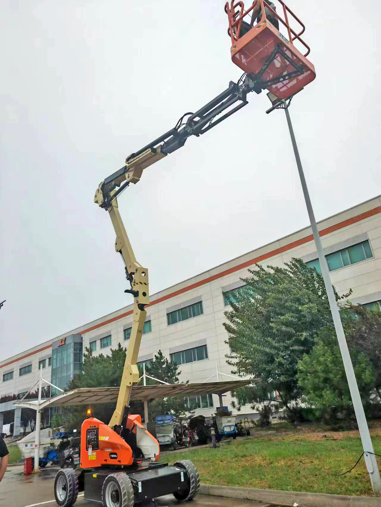 金牛區(qū)16米曲臂車出租地鐵施工必備的高空作業(yè)升降平臺(tái)